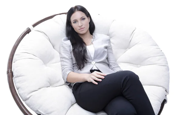 Jeune femme moderne assise dans une chaise douce confortable ronde — Photo