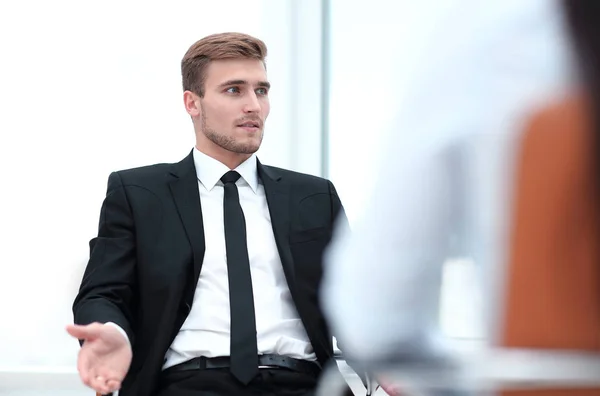 Närbild. seriös affärsman som sitter i en kontorsstol. — Stockfoto