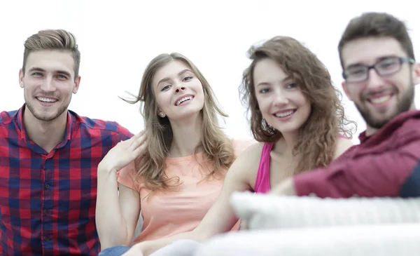 Gruppe fröhlicher Freunde sitzt auf Sofa — Stockfoto