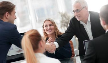 iş ortakları konferans odasında el sallamak