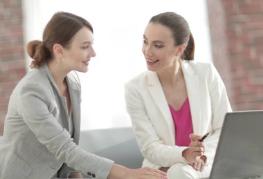 Proje işbirliği tartışırken iki iş kadınları