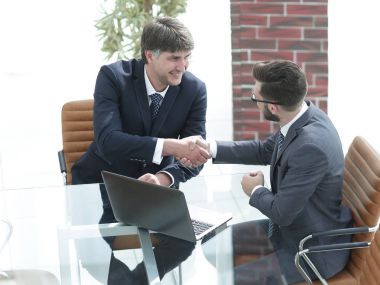 iki başarılı iş adamları arasında el sallamak