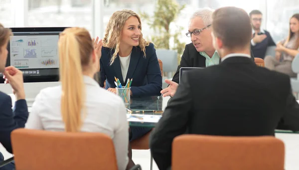 Grupo de socios comerciales confiados discutiendo el documento en la reunión — Foto de Stock