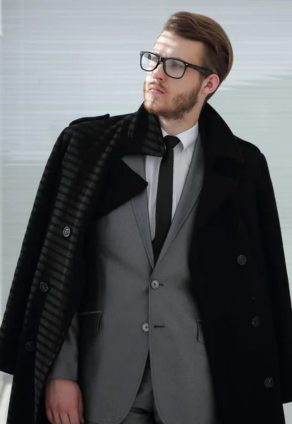 Fekete kabát komoly üzletember portréja — Stock Fotó