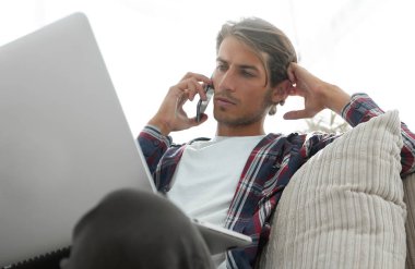 başarılı bir adam bir Smartphone-e doğru bahsediyoruz Close-Up
