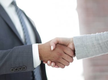 İşadamları el sıkışma başarılı iş toplantı sonrasında