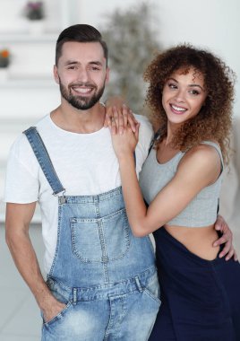 Yeni bir evde duran mutlu genç insanlar