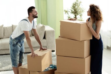 Mutlu ve genç çift kutu