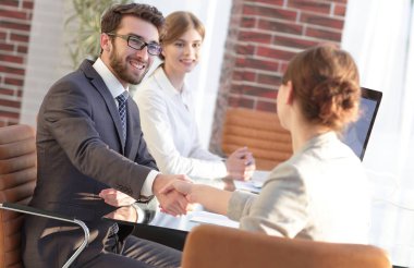 El sıkışma yöneticisi ve ofisteki müşteri.