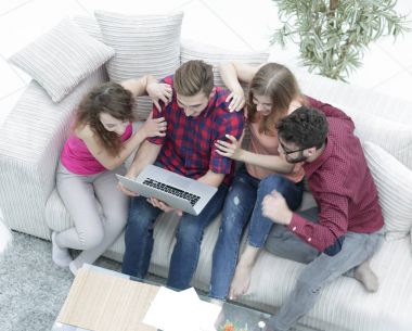 Fotoğraf laptop arıyorum arkadaş grubu.