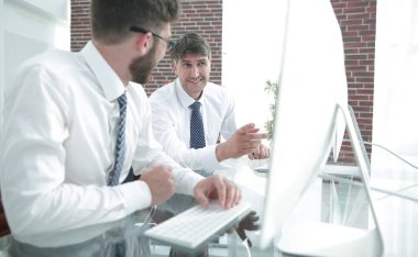 Çalışanların iş konuları bilgisayar odasında görüşmek