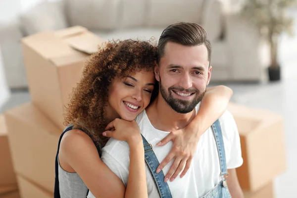 Retrato de close-up de um casal recém-casado em um fundo de caixas — Fotografia de Stock