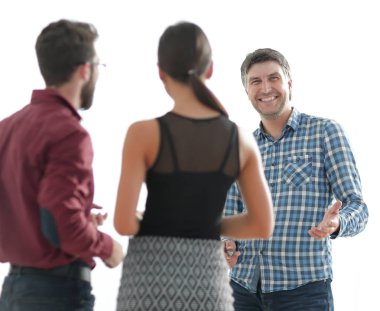 Meslektaşları, arka plan ile kendine güvenen işadamı portresi