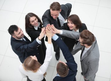 Yakın plan. Elleri bağlı neşeli bir iş ekibi.