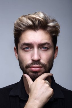 düşünceli işadamı çenesinin altından elini tutarak