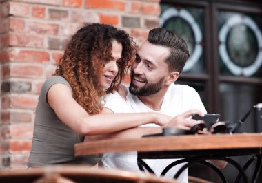 Güzel bir çift kahve içiyor, birlikte eğleniyorlar..