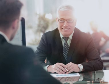 İki genç işadamları toplantısında bilgisayarla görüntüsünü
