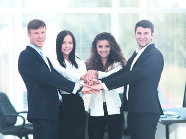 İş adamları onların ellerini w birlikte kazık grubu