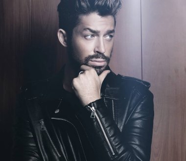 Ahşap duvara yaslanmış yakışıklı bir adamın portresi..