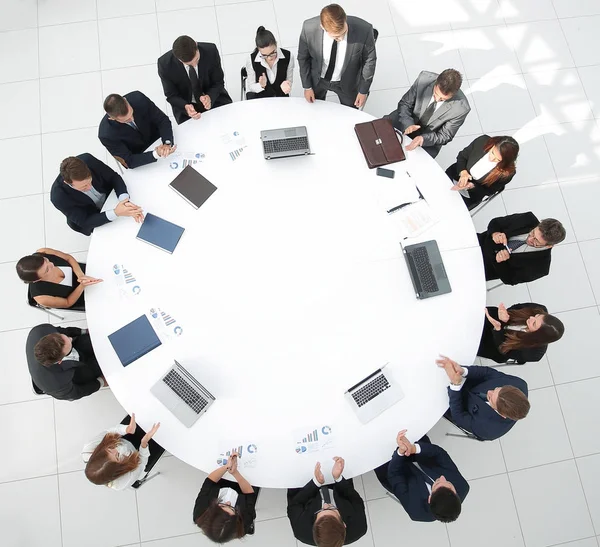 Vista desde la parte superior. Socios comerciales de la reunión para la mesa redonda. — Foto de Stock