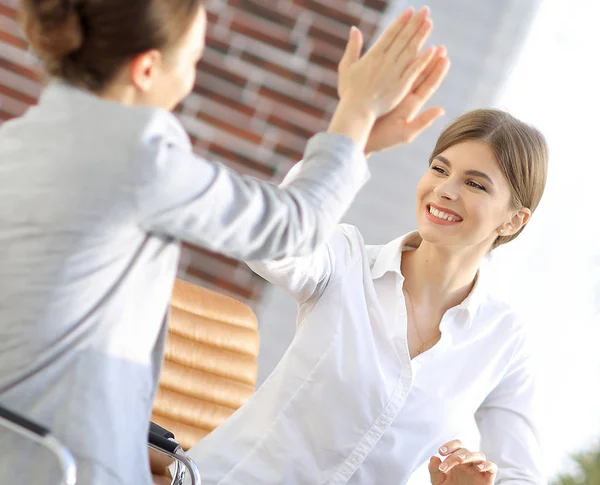 Mitglieder des Business-Teams geben sich gegenseitig eine hohe Fünf. — Stockfoto