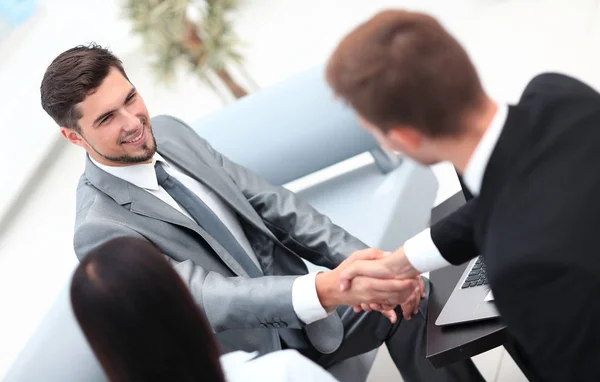 Handschlag mit Geschäftspartnern in der Lobby des Büros. — Stockfoto