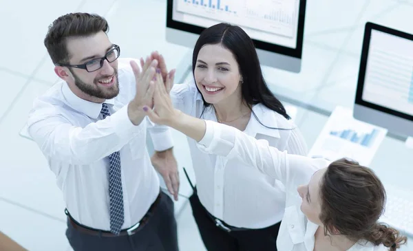 Framgångsrikt affärsteam ger varandra en hög fem . — Stockfoto