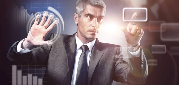 Uomo d'affari premendo un pulsante virtuale — Foto Stock