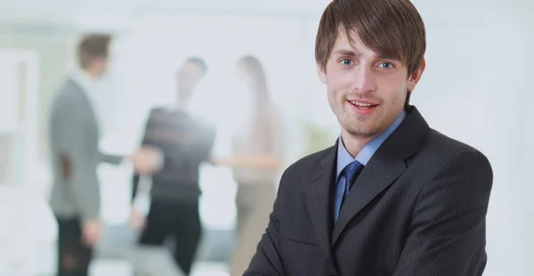 Glücklich Reifen Geschäftsmann Blick auf Kamera mit Zufriedenheit im Büro — Stockfoto