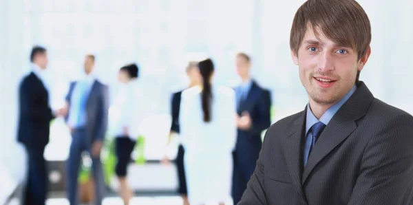 Glücklich Reifen Geschäftsmann Blick auf Kamera mit Zufriedenheit im Büro — Stockfoto