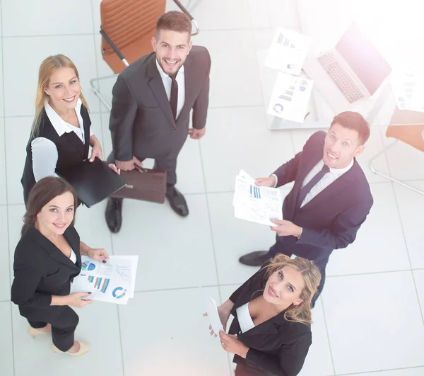 Successful business people looking happy and confident. Showing — Stock Photo, Image
