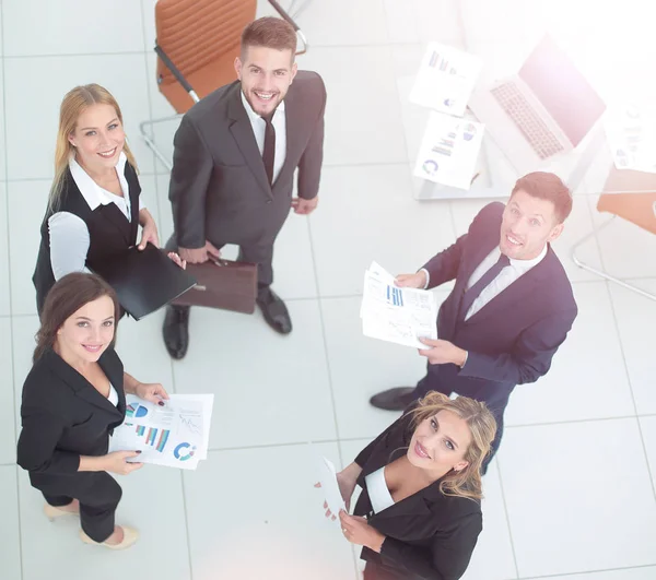 Erfolgreiche Geschäftsleute, die glücklich und zuversichtlich wirken. Zeigen — Stockfoto