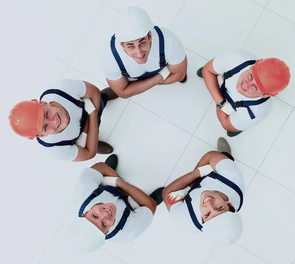 Gran grupo de trabajadores de pie en círculo vista superior —  Fotos de Stock