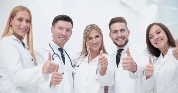 Retrato del equipo de médicos mostrando pulgares hacia arriba — Foto de Stock