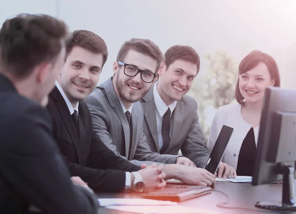 Professionella business-team vid mötet diskuterar finan — Stockfoto