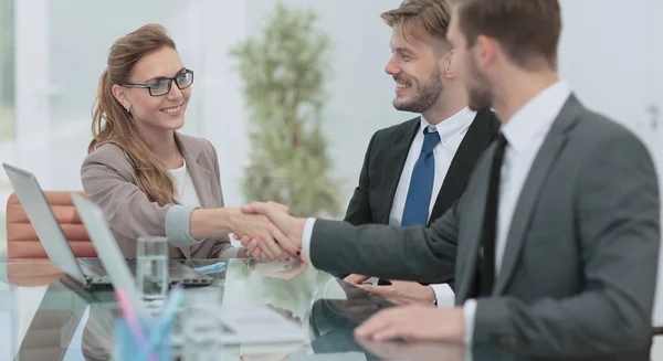 Närbild av affärshandslag på kontoret — Stockfoto