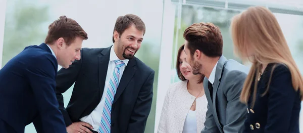 Geschäftsleute arbeiten und diskutieren gemeinsam bei Treffen in der — Stockfoto
