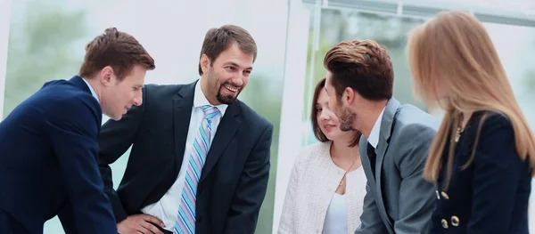 Empresarios que trabajan y discuten juntos en la reunión de — Foto de Stock