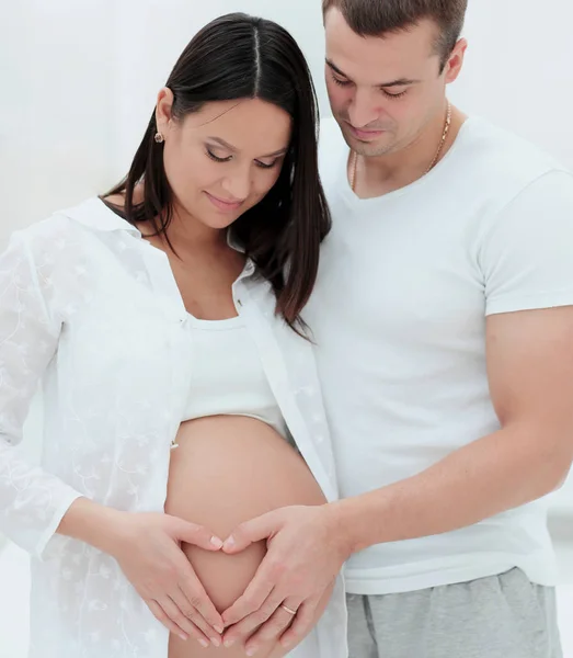 Les jeunes couples attendent un bébé — Photo