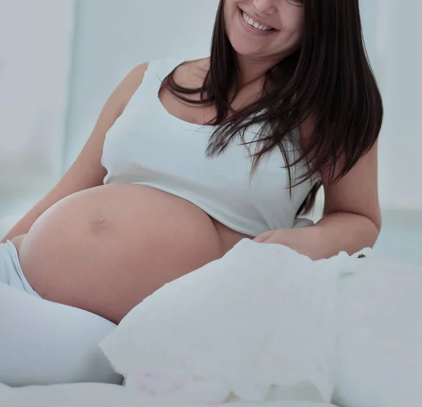 Zwangere vrouw die lacht — Stockfoto