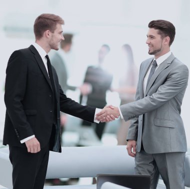 İş adamları toplantı sırasında el sıkışıyor.