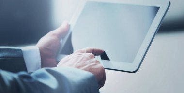 İşadamı tablet modern bir ofiste kullanır.