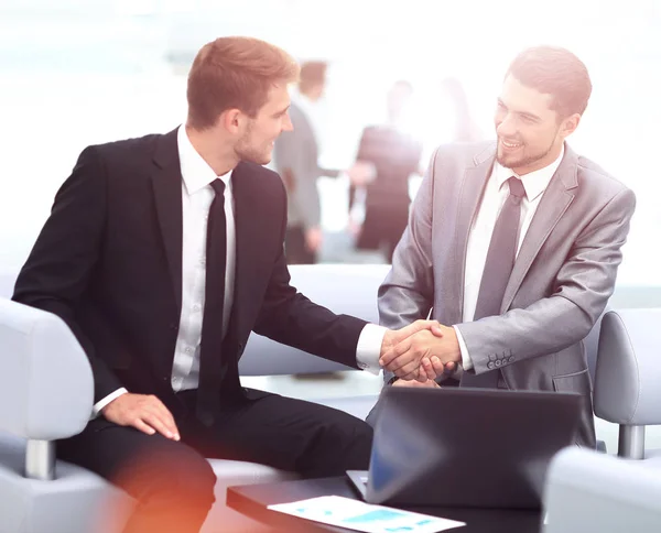 Business team bespreekt samen plannen — Stockfoto