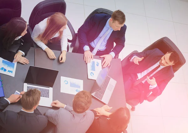 Geschäftsleute bei Vorstandssitzung in modernem Büro — Stockfoto