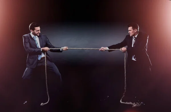 Due uomini d'affari che tirano la corda in una competizione, isolati su sfondo bianco — Foto Stock