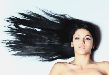 bir kadın yüzü closeup. siyah izole.