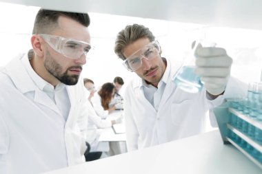 portre. bilim adamı ve cam tüp çözümde eğitim asistanı