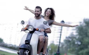 Mutlu çift scooter yaz tatil tatile heyecanlı sürüş