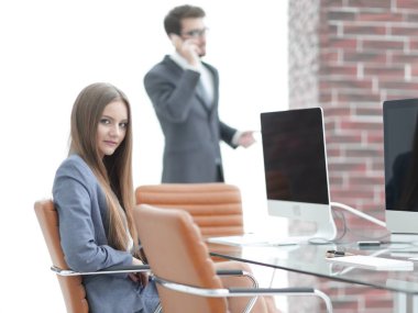 kadın Sekreter modern bir ofis