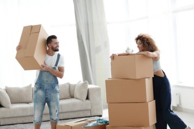 Genç aile kutuları için yeni bir daire taşıyor.